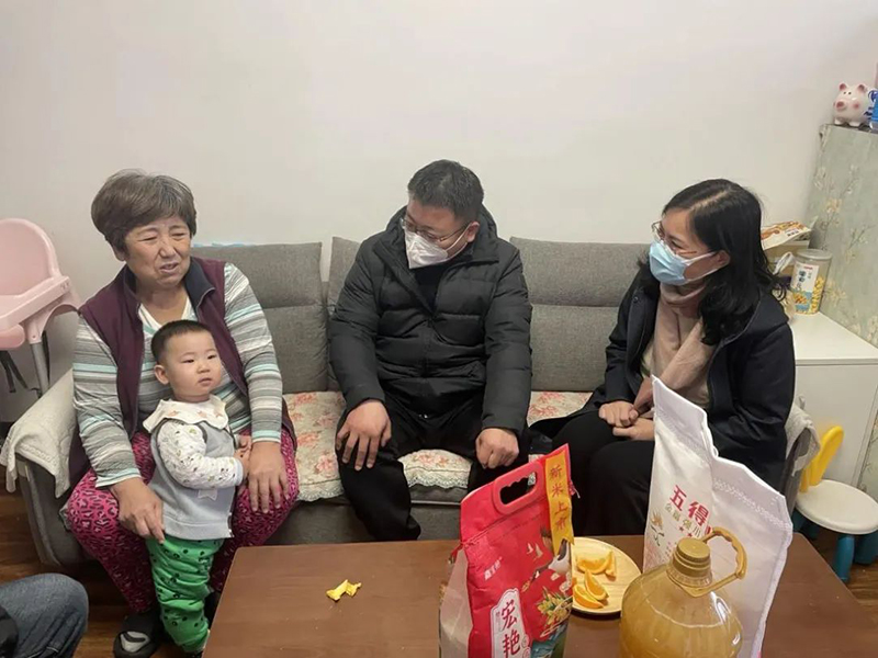 董事長(zhǎng)參加“人大代表、政協(xié)委員走進(jìn)社區(qū)，開展居民議事協(xié)商”活動(dòng).jpg